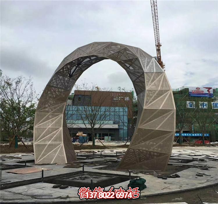 不銹鋼網(wǎng)格拱門雕塑，點(diǎn)綴廣場