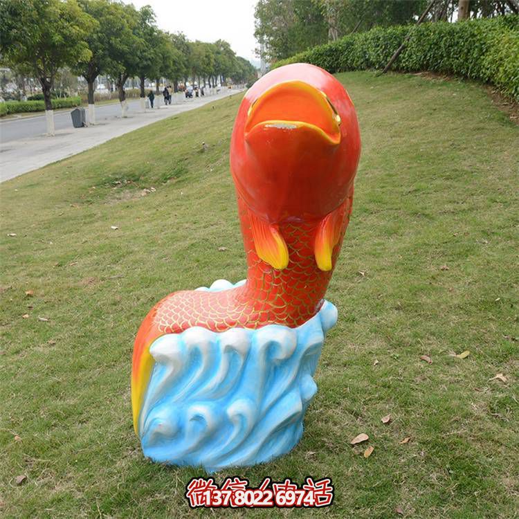 卡通玻璃鋼鯉魚雕塑，點綴游樂園園林