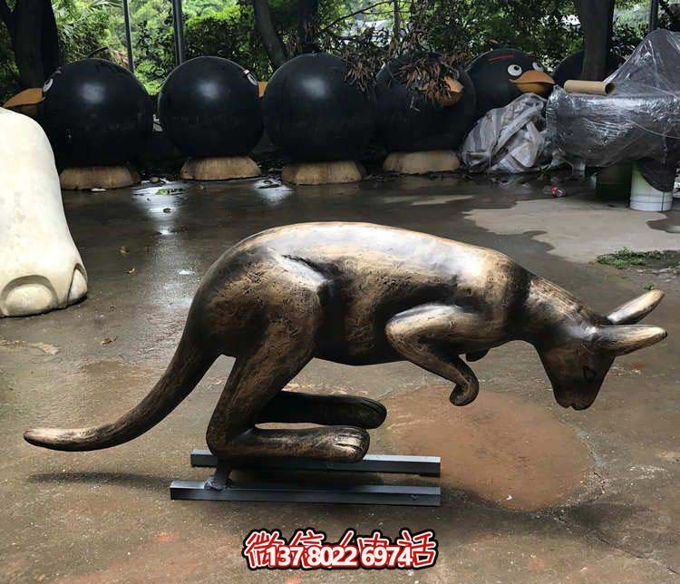 不銹鋼袋鼠雕塑，擺放于大型廣場