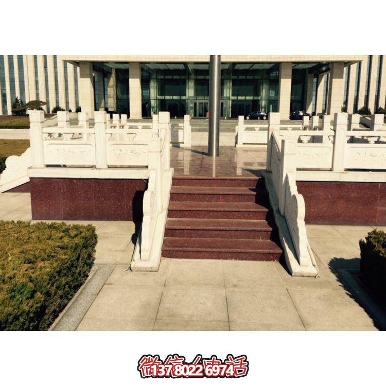 精美雕塑裝飾欄桿，增添學校廣場升旗臺象征意義