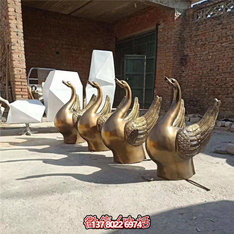 仿銅噴水雕塑，玻璃鋼景觀天鵝水池，為廣場園林擺放