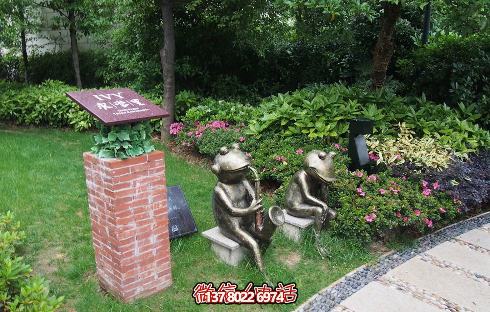 唯美青蛙雕塑,用不銹鋼增添公園景色 唯美青蛙雕塑,用不銹鋼增添公園景色