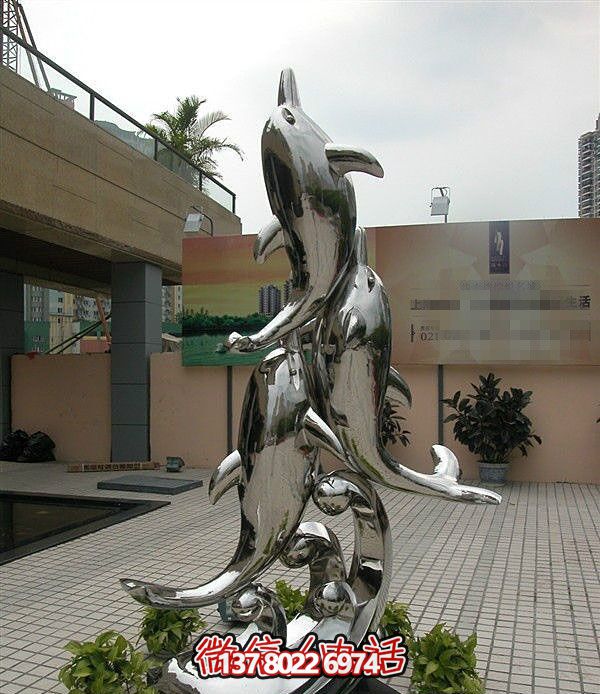 精美不銹鋼海豚雕塑，點綴別墅庭院