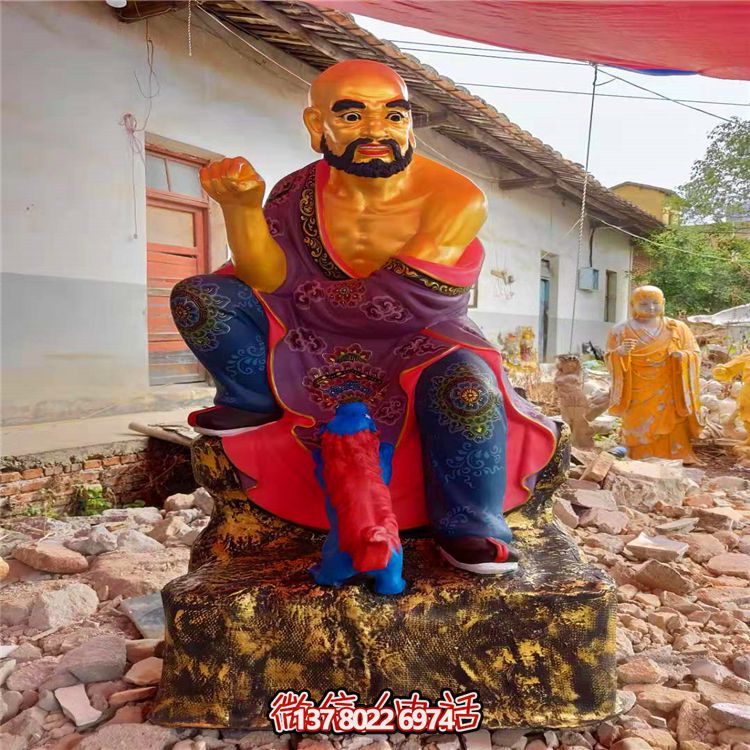 精美絕倫的玻璃鋼彩繪貼金十八羅漢雕塑，讓寺廟更加輝煌