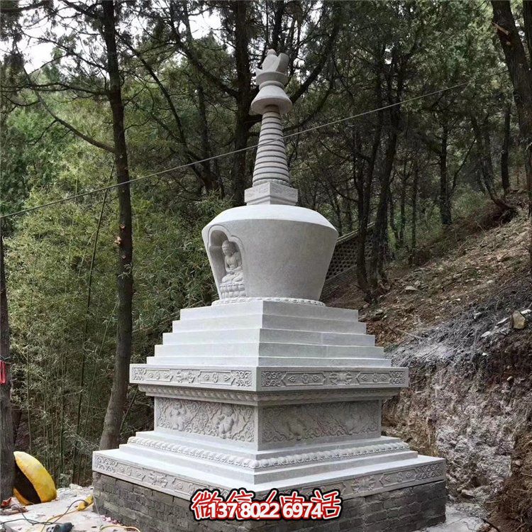 古老漢白玉石雕舍利塔，紀念古代寺廟的傳統藝術