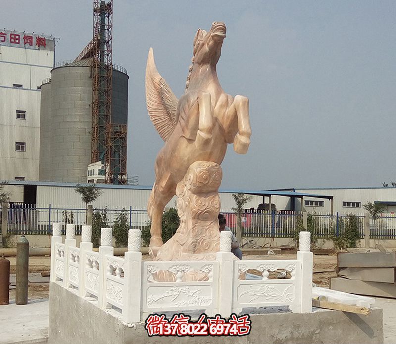 飛馬石雕創(chuàng)意雕塑，點綴廣場上的黃蠟石