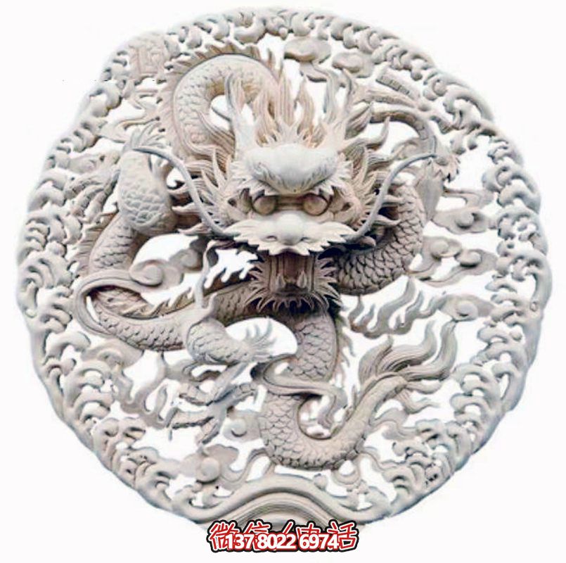 精美龍紋浮雕裝飾大門，點(diǎn)綴祠堂大門口