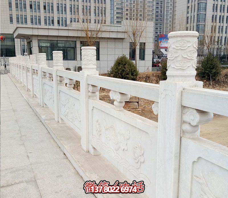 漢白玉鑲嵌欄桿扶手，點綴走廊裝飾，為城市花園添彩