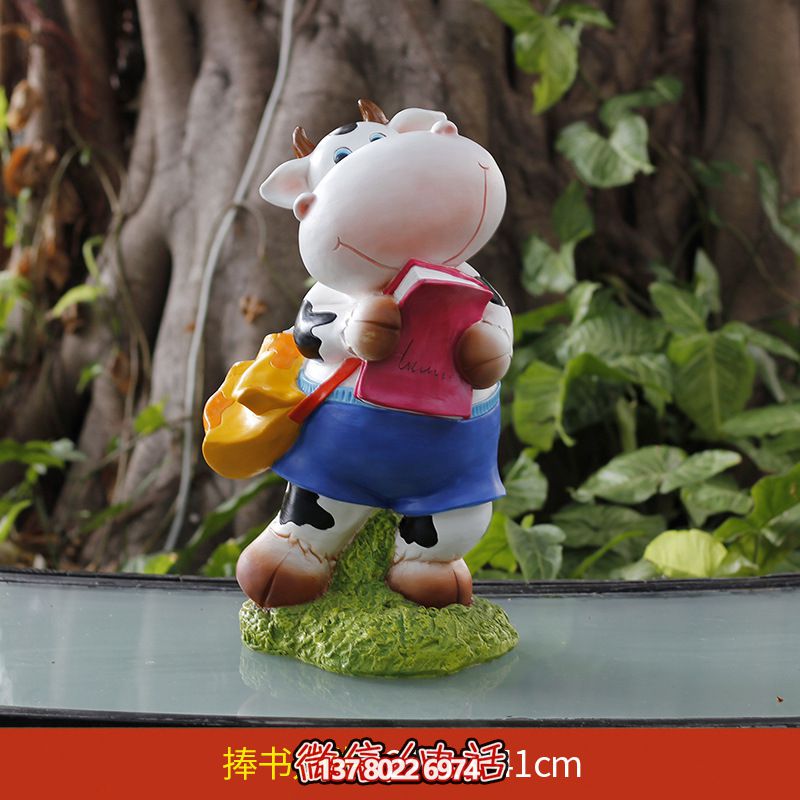 玻璃鋼雕塑牛，伴你一起看書，營造完美草坪