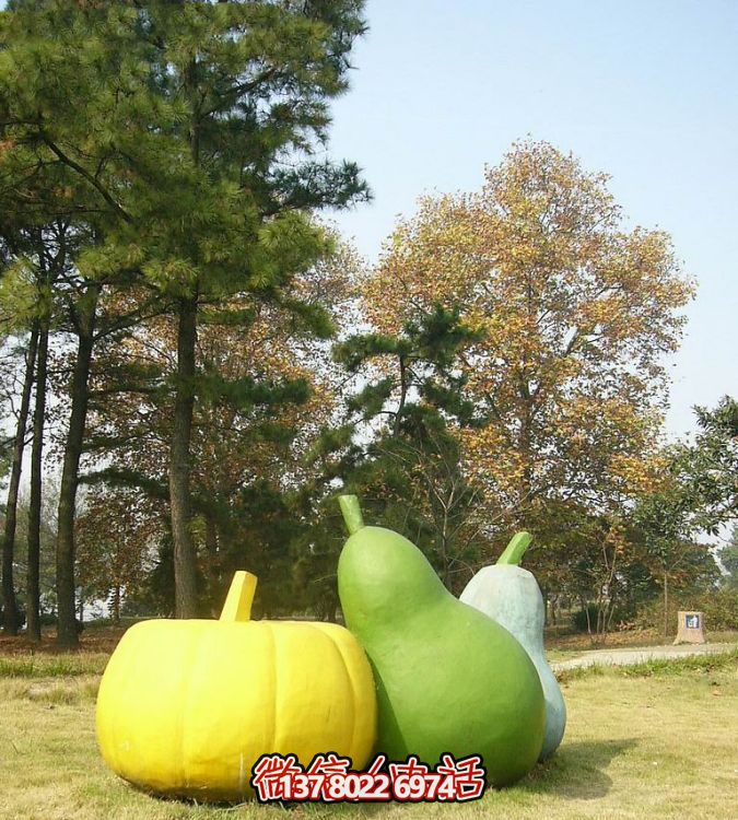 玻璃鋼雕塑，彩繪南瓜點綴戶外草坪