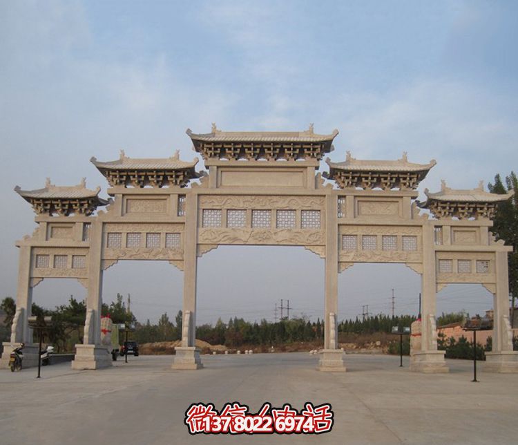 精美大型鏤空牌樓石雕，為公園廣場增添美麗色彩