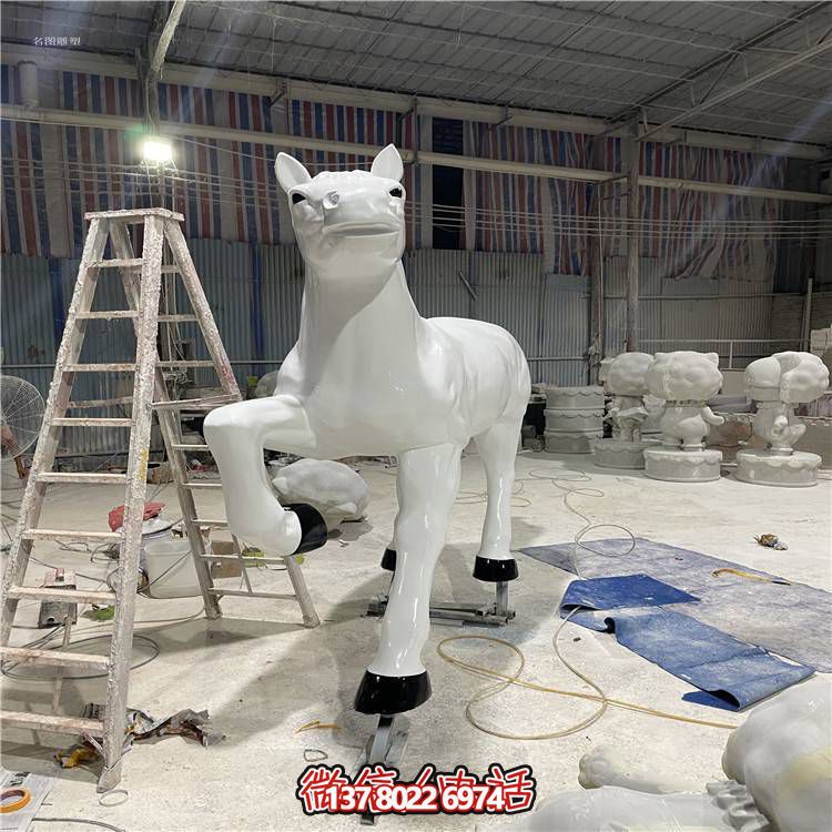 玻璃鋼馬雕塑，點(diǎn)綴戶(hù)外園林