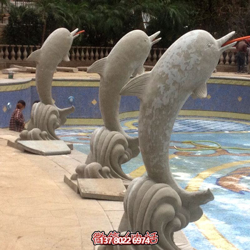 海邊的精美石雕雕塑，讓海豚伴你一起享受美食