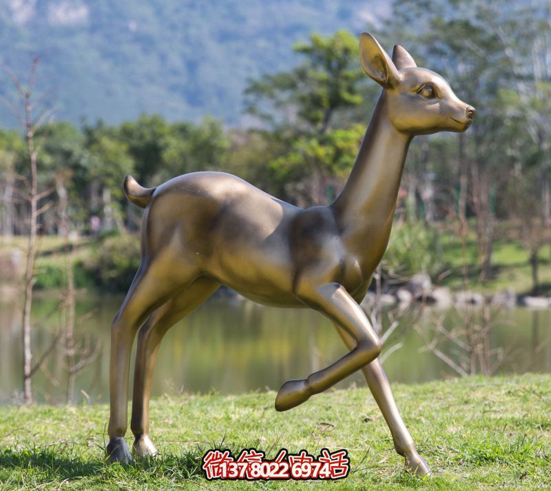 玻璃鋼雕刻仿梅花鹿雕塑，為池塘草坪添彩