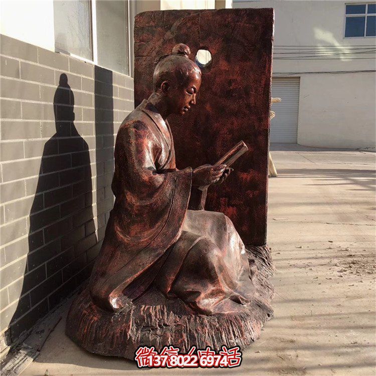 創(chuàng)意銅雕鑿人物看書借光雕塑，點(diǎn)亮景區(qū)美好氛圍