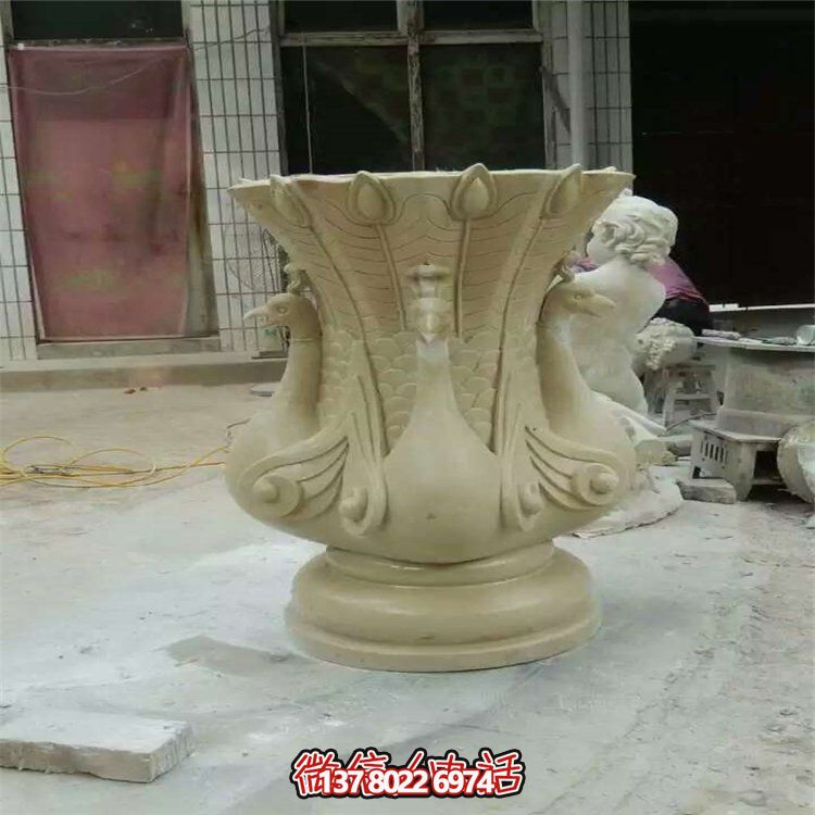 石雕孔雀歐式花盆，讓你的小區(qū)別墅園林更添精致