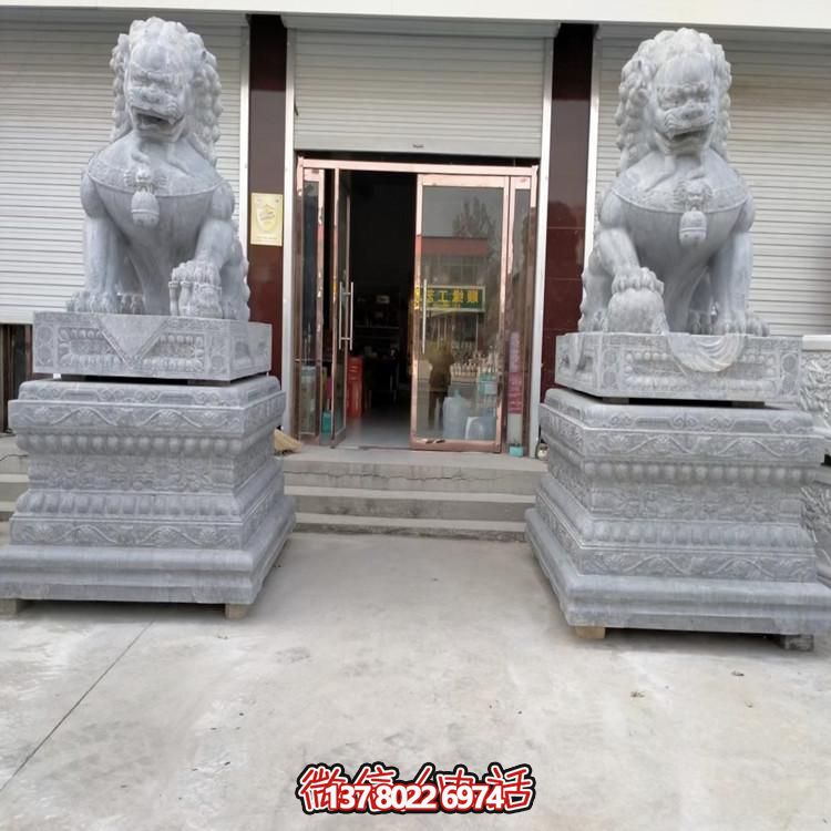 天然青石獅子雕塑，點(diǎn)綴景區(qū)大門