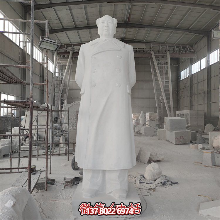 毛澤東雕像，點亮校園廣場