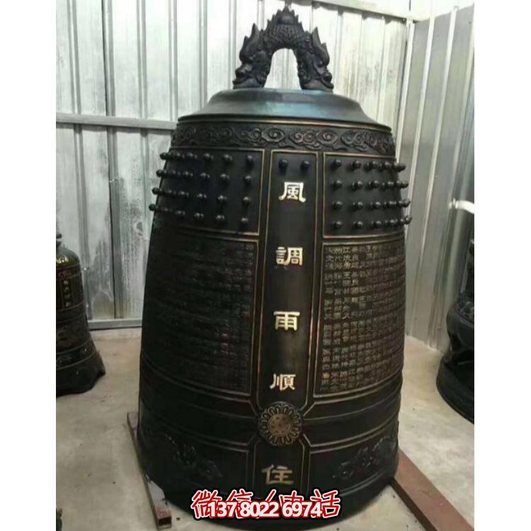 仿古風(fēng)格的大型銅鐘雕塑，祈福禮贊