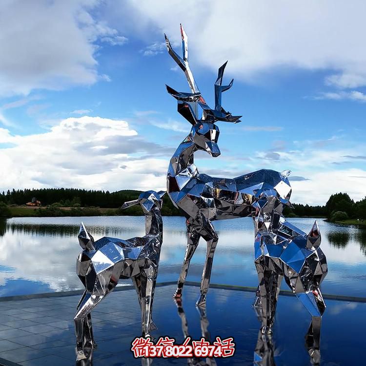 高聳入云的不銹鋼精美幾何雕塑，將公園景觀提升一個新境界