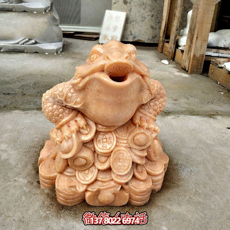 庭院水池里擺放的黃蠟石石雕創意金蟾雕塑 庭院水池里擺放的黃蠟石石雕創意金蟾雕塑