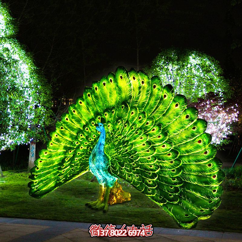 草坪上有一只驕傲的玻璃鋼彩繪孔雀雕塑 草坪上有一只驕傲的玻璃鋼彩繪孔雀雕塑