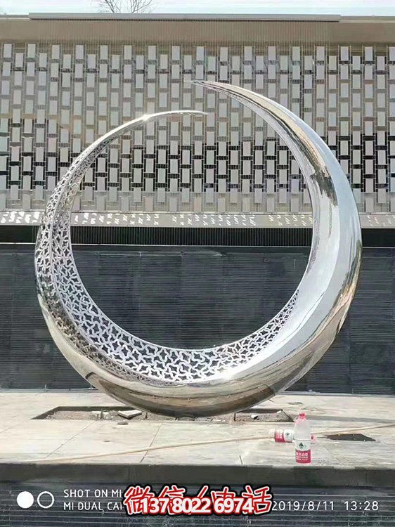 不銹鋼月亮雕塑戶(hù)外創(chuàng)意月牙環(huán)簡(jiǎn)約酒店售樓部水景擺件