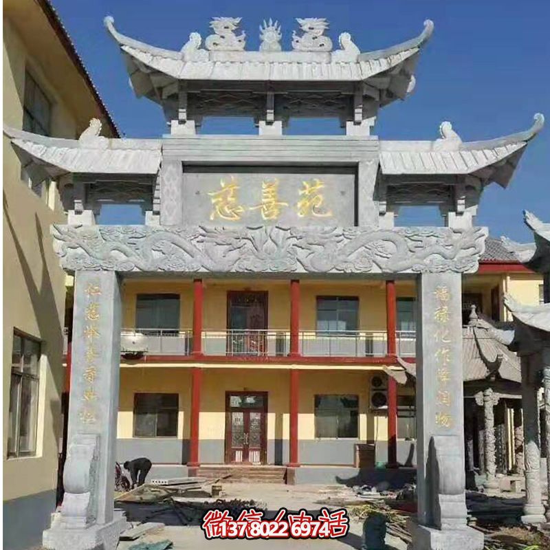 青石村口前擺放單門牌樓石牌坊 青石村口前擺放單門牌樓石牌坊