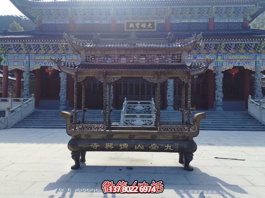 大雄寶殿前擺放二層鑄鐵浮雕長(zhǎng)形香爐 大雄寶殿前擺放二層鑄鐵浮雕長(zhǎng)形香爐