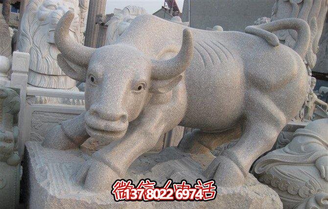 公園里擺放的歪著頭的砂石石雕創(chuàng)意華爾街牛