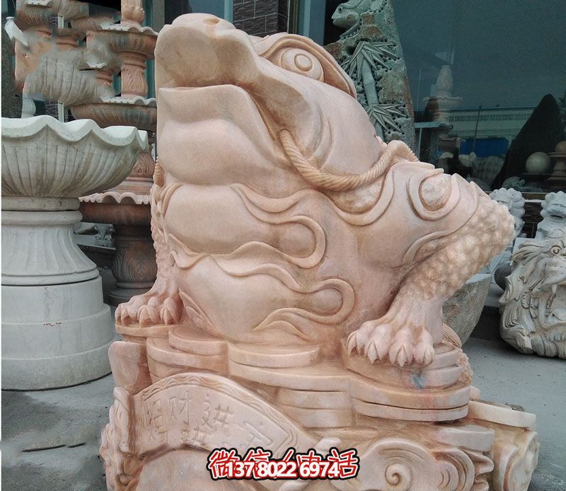 公園里擺放的一只兇惡的花崗巖石雕創意金蟾雕塑 公園里擺放的一只兇惡的花崗巖石雕創意金蟾雕塑