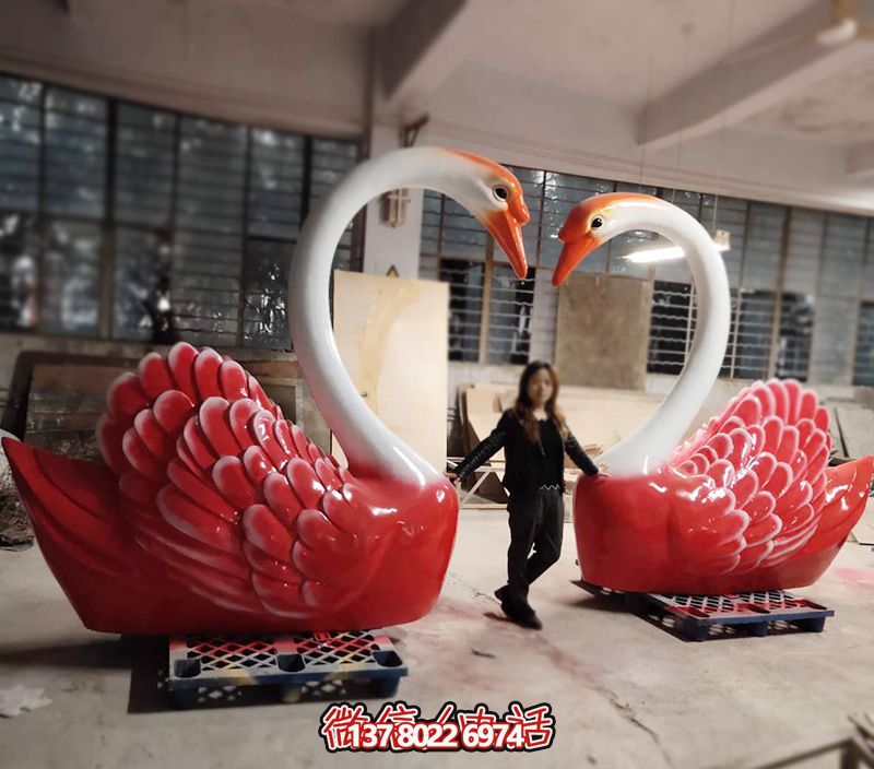 商場創意玻璃鋼彩繪愛心天鵝雕塑 商場創意玻璃鋼彩繪愛心天鵝雕塑